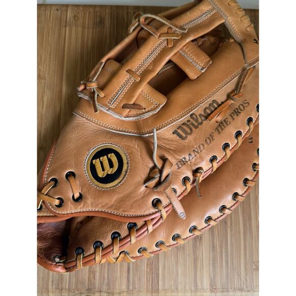 Wilson A9884 12” Broken In Deep Pocket Softball First Base Mitt Right Throw - Picture 11 of 12